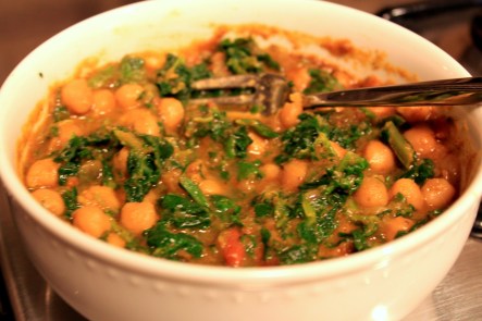 Channa Saag (Vegetarian): Cut garden fresh spinach, mustard and broccoli cooked with chickpeas