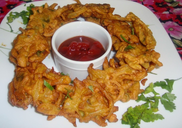 Regular Pakora- the chutney or sauce is in the middle